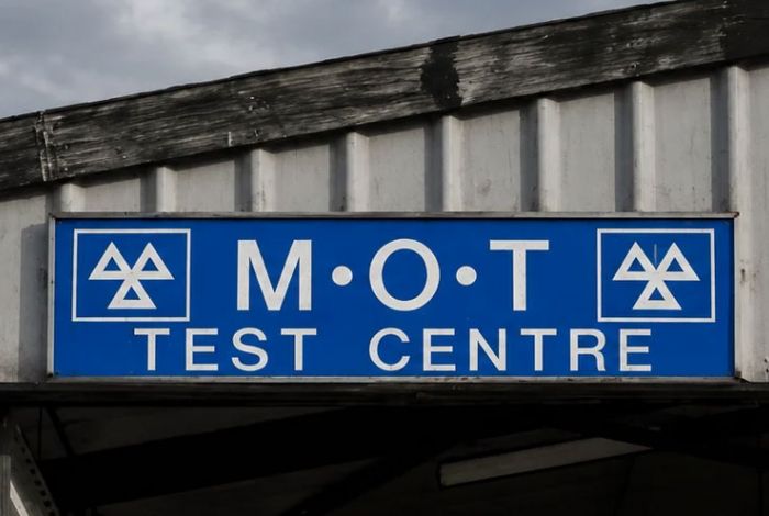Who pays for the MOT on a lease car?